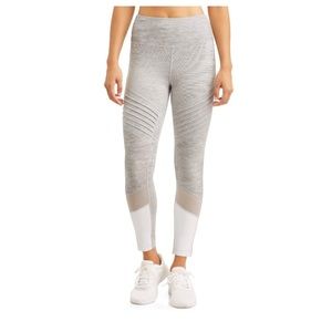 WOMEN’S ACTIVE IN THE CLASS PLEAT PERFORMANCE CROP LEGGING.